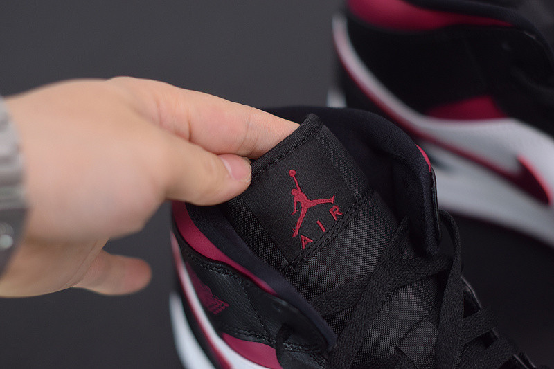 air jordan 1 mid resembles the “bred toe” 554724-066