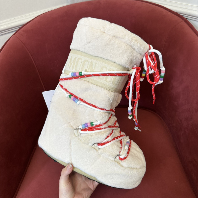mOON bOOT