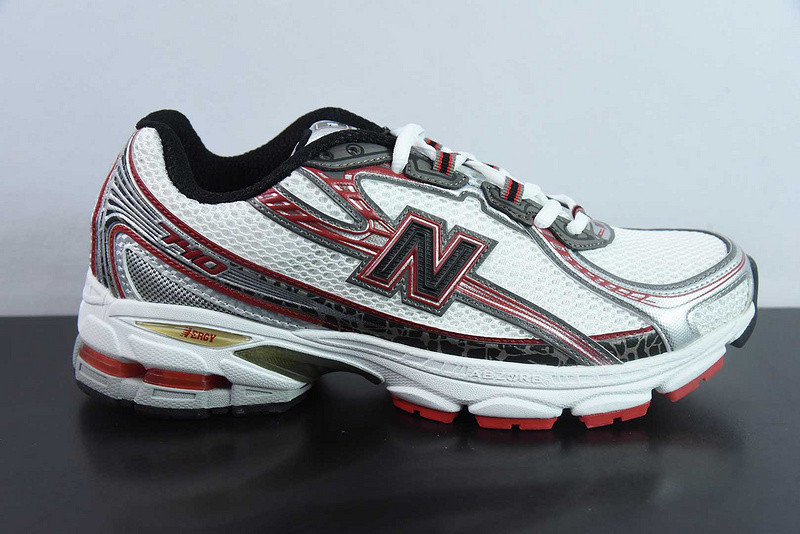 NEW BALANCE SNEAKER