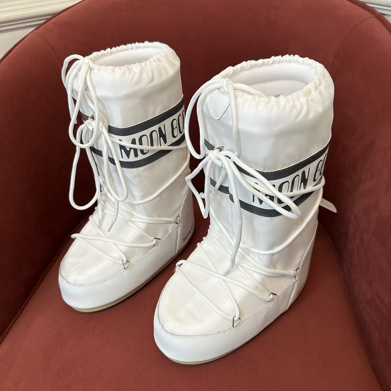 mOON bOOT