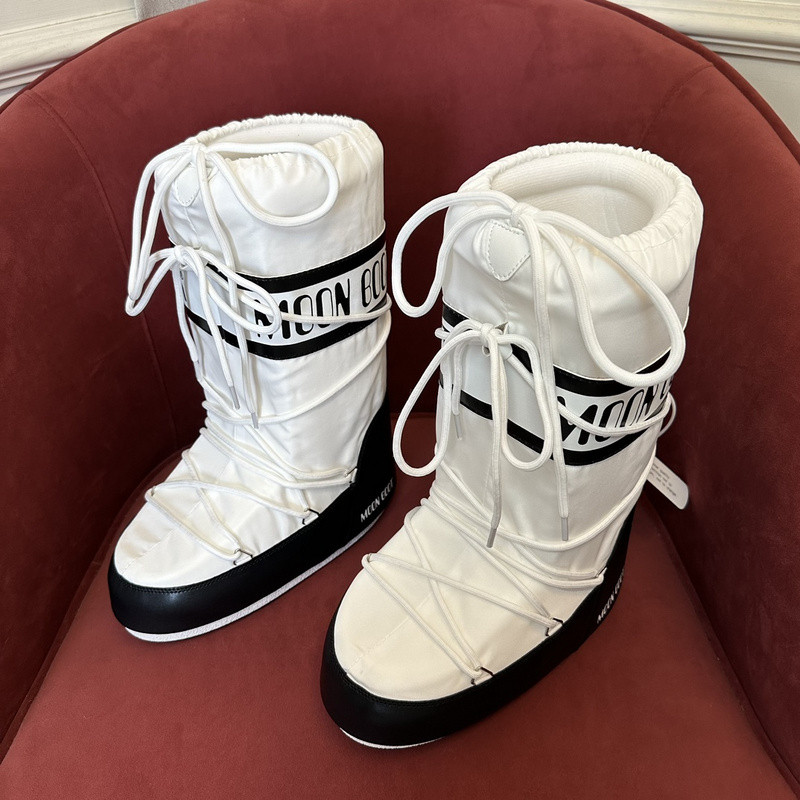 mOON bOOT