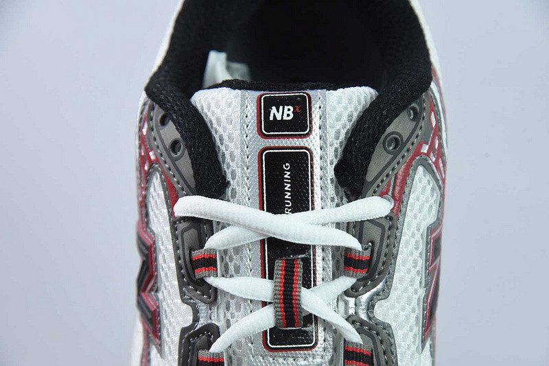 NEW BALANCE SNEAKER